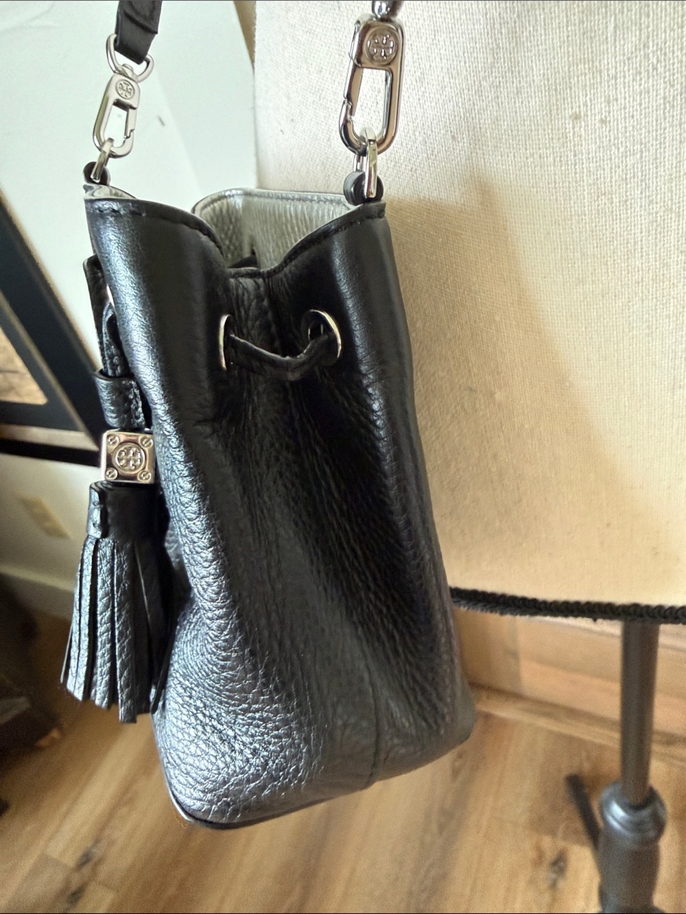 Tory Burch Thea Black Pebbled Leather Tassel Drawstring Mini Crossbody Wallet - Picture 3 of 11